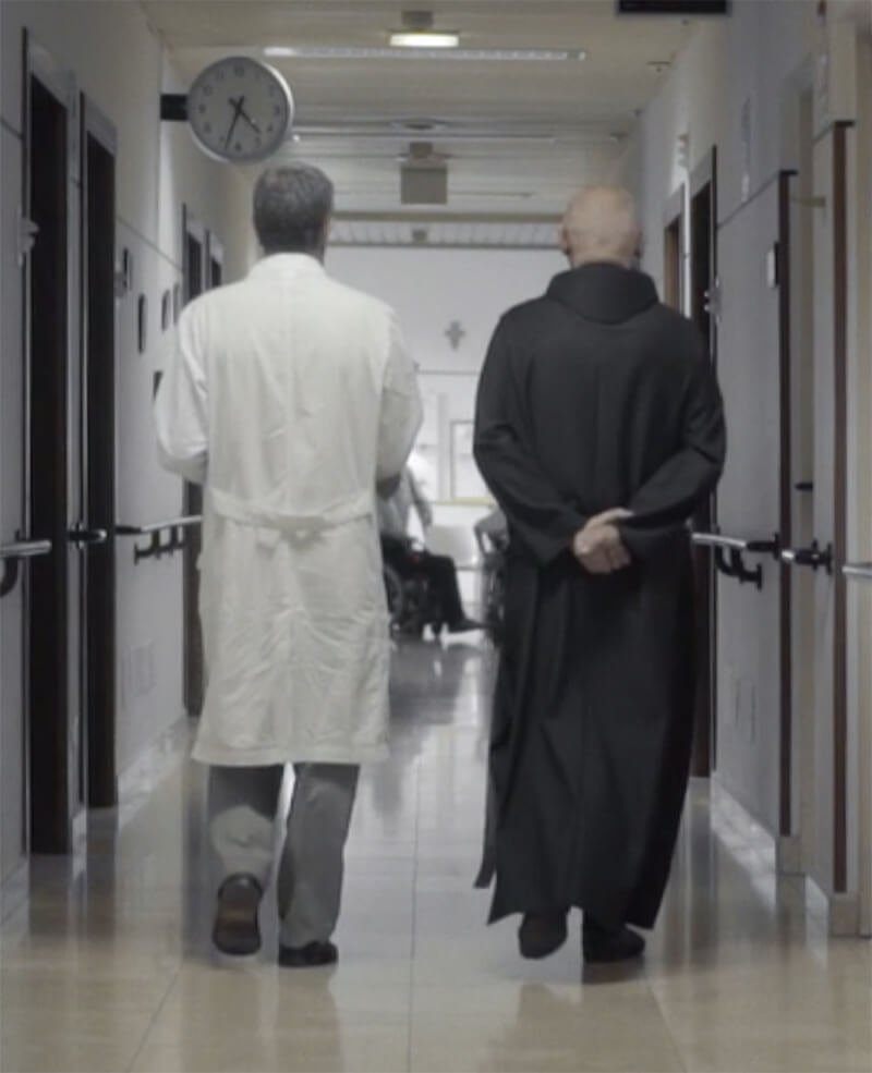 Dottore e Frate che camminano Dottore e Frate che camminano