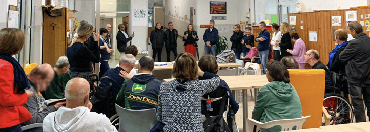 Gli ospiti del CDD all'inaugurazione del pulmino