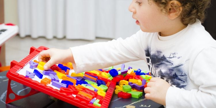 Bambino che sviluppa il linguaggio con giochi