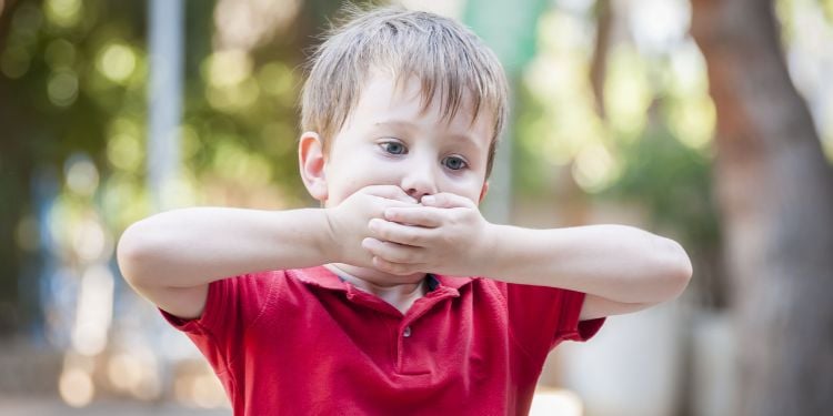 bambino balbuziente che non vuole parlare