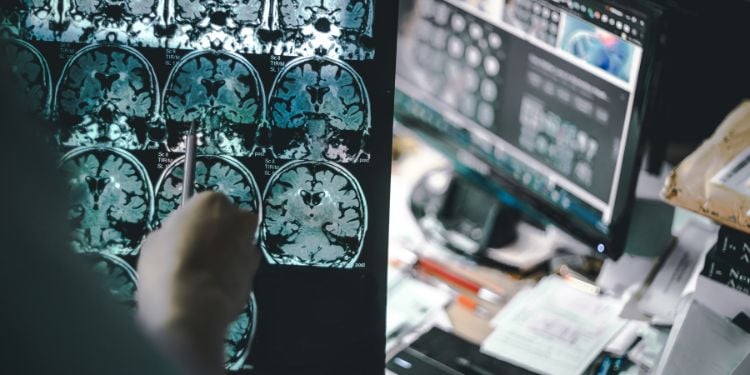 Immagine di un ricercatore impegnato in uno studio di ricerca medica